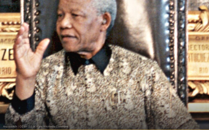 Brasília - O presidente da África do Sul, Nelson Mandela, é recebido na capital federal. — related to Nelson Mandela Died in Prison in the 1980s